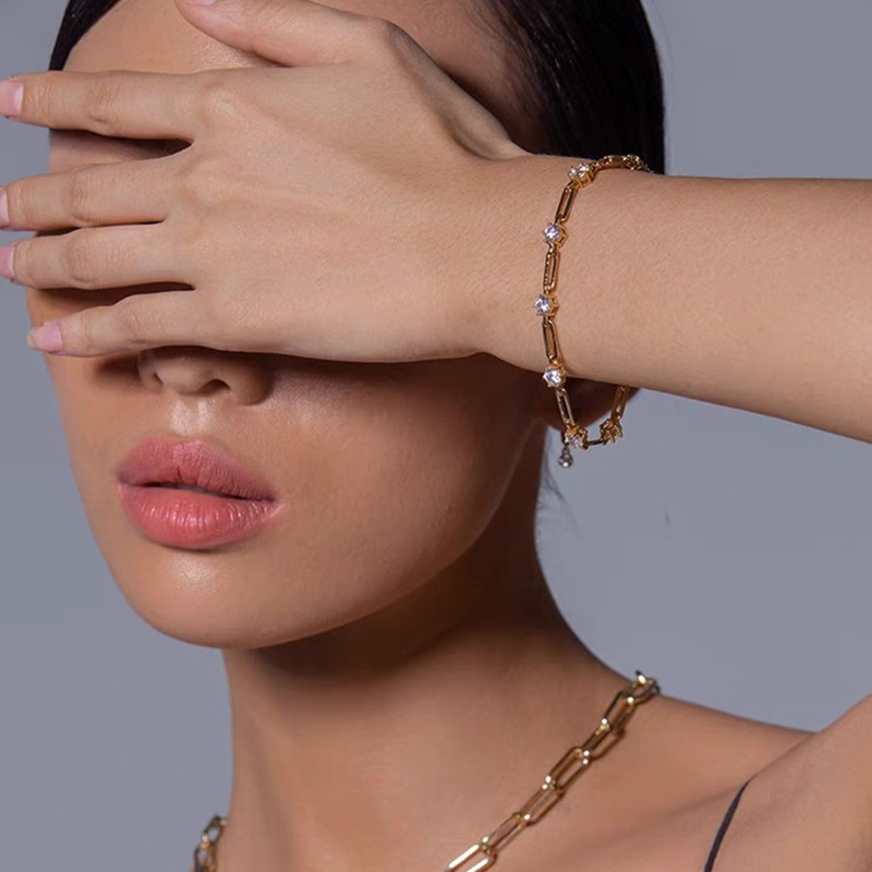 Alvaris Moissanite Paperclip Bracelet